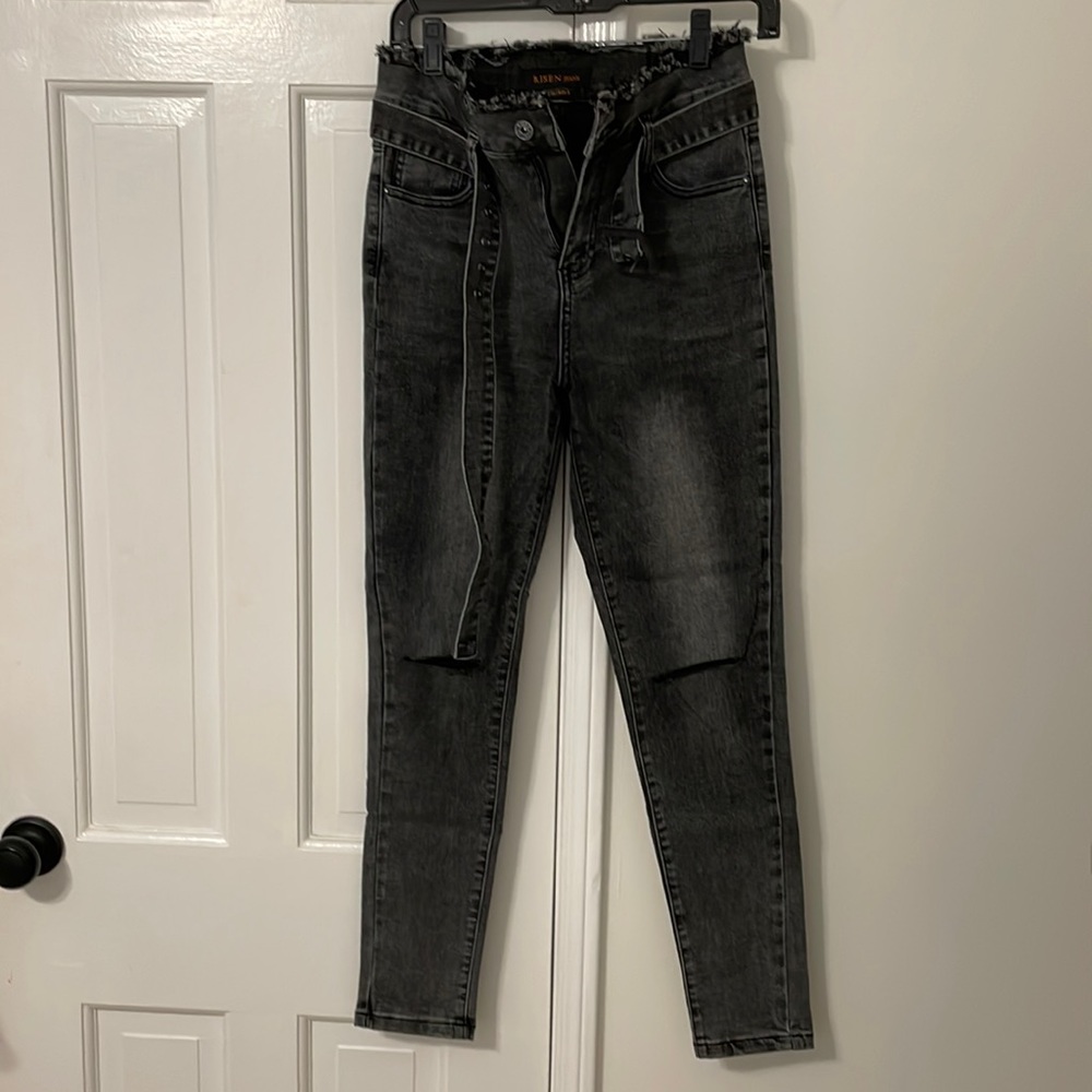 RISEN jeans with frayed waste, belt and knee rips